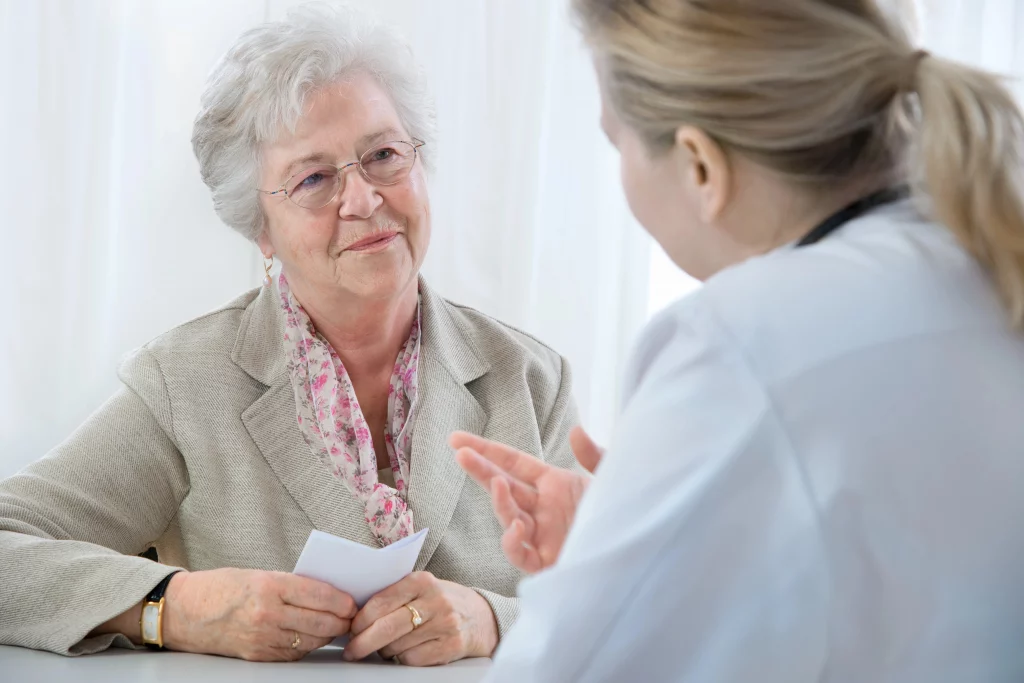 Pflegekraft berät ältere Patientin – persönliche Pflegeberatung durch Selena Pflegedienst