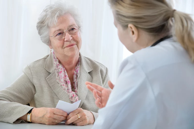 Pflegekraft berät ältere Patientin – persönliche Pflegeberatung durch Selena Pflegedienst