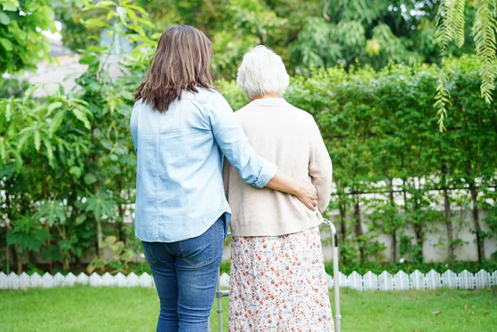 Pflegekraft begleitet demenzerkrankte Seniorin – einfühlsame Demenzbetreuung durch Selena Pflegedienst